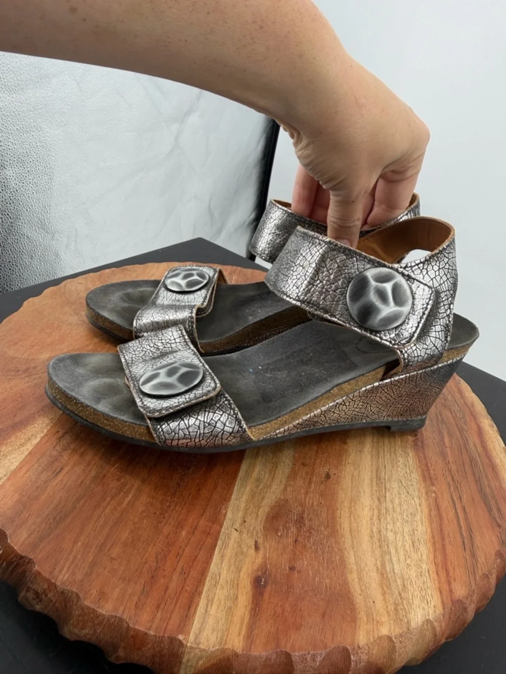 Taos Carousel 2‎ wedge sandals silver crackle leather medallion studs 39 8-8.5